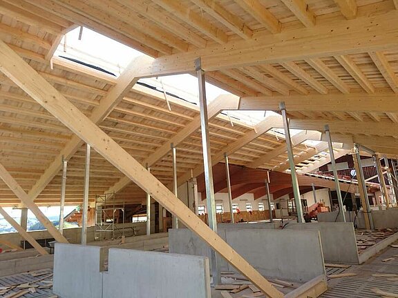 Stallung mit Holzdach