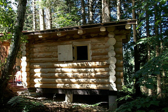 Sauna-Hütte aus Naturstämmen