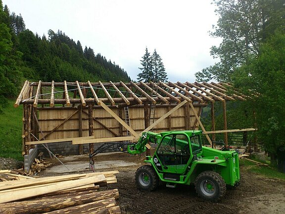 Bau eines Unterstands mit Naturstämmen