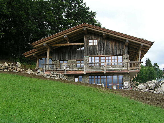 Dachaufbau mit Naturstämmen