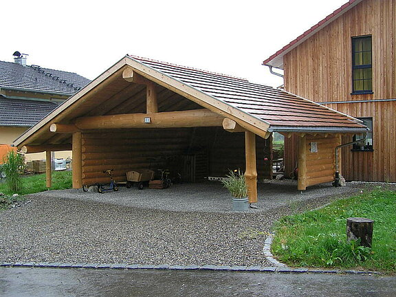Carport aus Naturstämmen