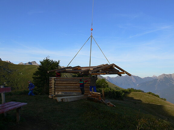 Berghütte aus Naturstämmen
