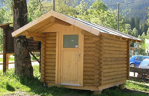 Holzhütte aus gefrästem Rundholz