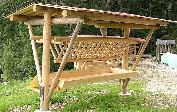 Überdachte Futterraufe aus gefrästem Rundholz