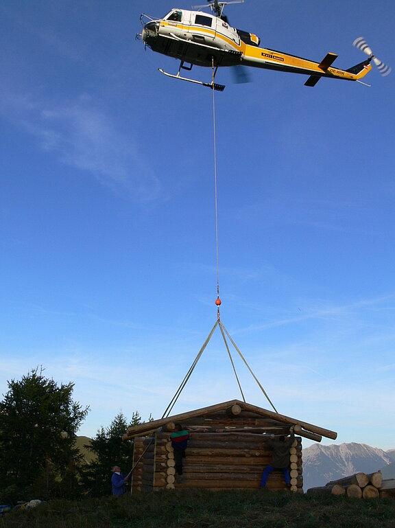 Berghütte aus Naturstämmen