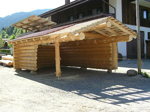 Carport aus Naturstämmen