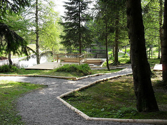 Wegeführung aus gefrästem Rundholz