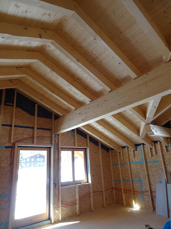 Trockenbau Holzhaus mit einsehbarem Dachstuhl 