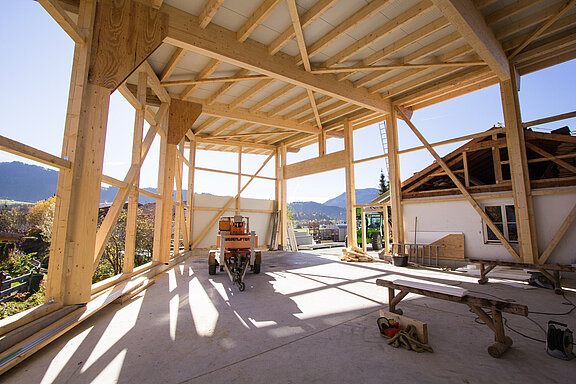 Gewerblich genutzte Überdachung mit gefrästem Rundholz 