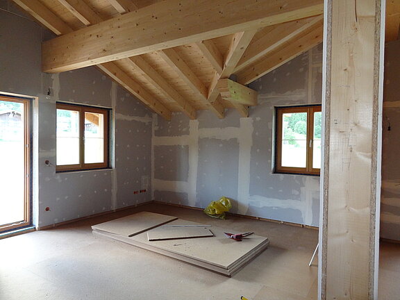 Trockenbau Holzhaus mit einsehbarem Dachstuhl 