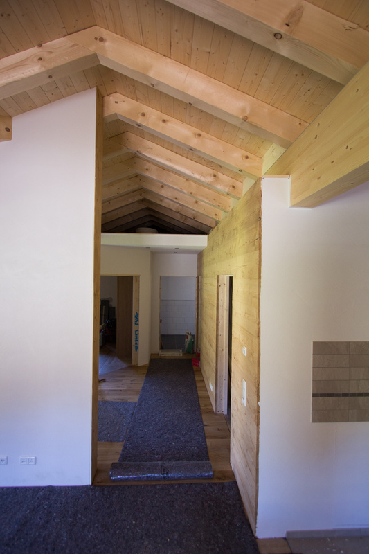 Innenausbau Holzhaus mit einsehbarem Dachstuhl 