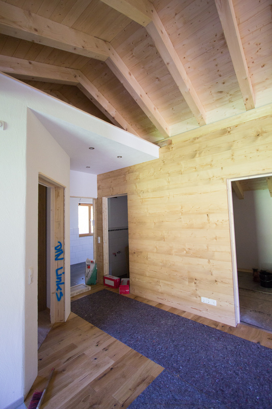 Innenausbau Holzhaus mit einsehbarem Dachstuhl 
