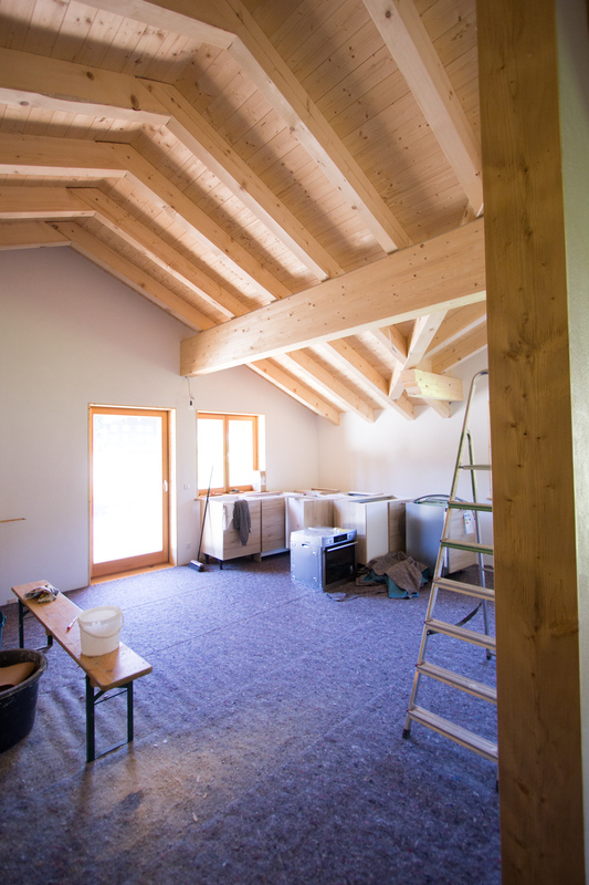 Innenausbau Holzhaus mit einsehbarem Dachstuhl 