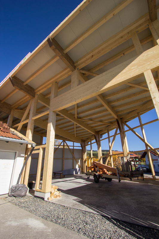 Gewerblich genutzte Überdachung mit gefrästem Rundholz 